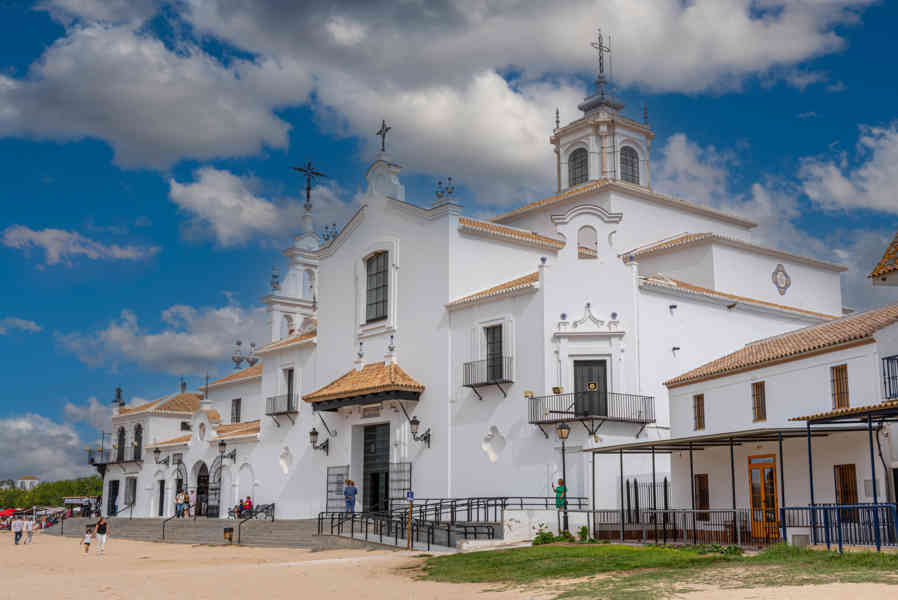 Huelva - El Rocío 10 - santuario de Nuestra Señora del Rocío.jpg